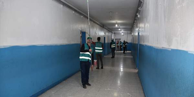 Vali, h�k�ml�ler ile birlikte okul boyad�