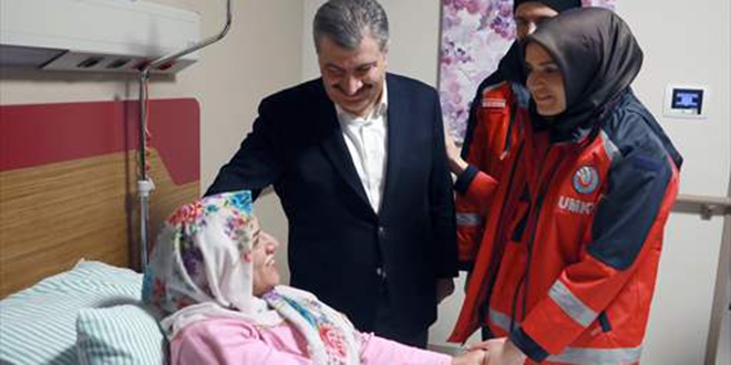 Bakan Koca, enkazdan çıkarılan Yamış ile onu çıkaran Emine Kuştepe'yi buluşturdu