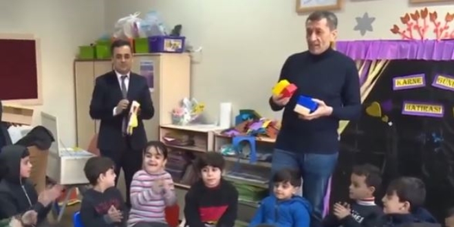 Bakan Selçuk, deprem bölgesindeki çocuklarla ilgilendi