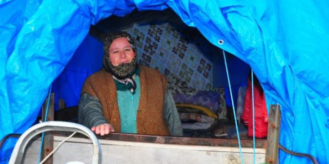Depremden etkilenen aile traktör römorkunda kalıyor