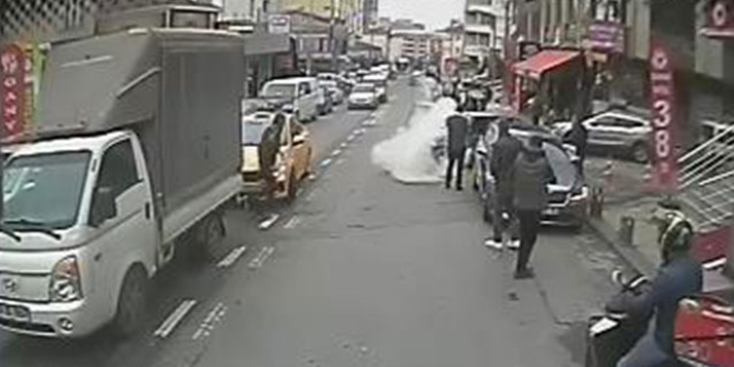 Yanan otomobili otob�s �of�r� b�yle s�nd�rd�