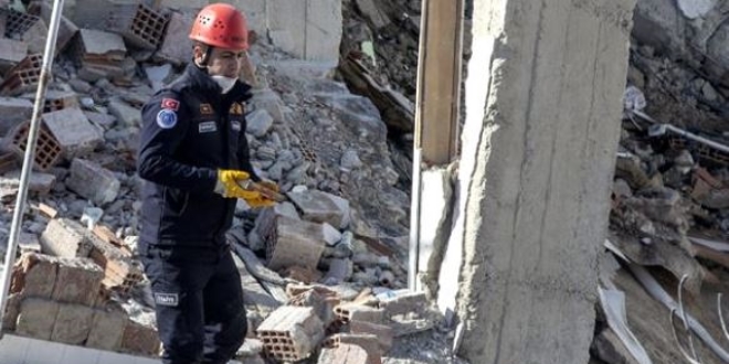 Elaz��'daki deprem enkaz�nda dikkat �eken kare!