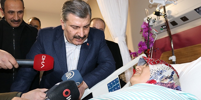 Bakan Koca, enkazdan çıkarılan Azize Çelik'i ziyaret etti