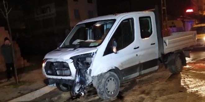 Arnavutköy'de otomobil kontrolden çıktı: 1'i polis, 2 yaralı