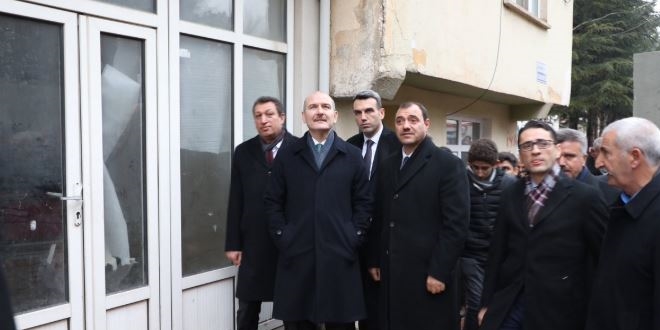 Depremde hasar gören Sivrice İlçe Emniyet Müdürlüğü binası yıkılıyor