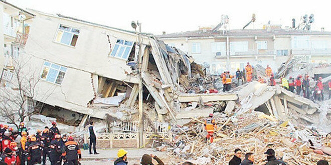 Aile Bakanlığı 463 personelle depremzedelerin yanında