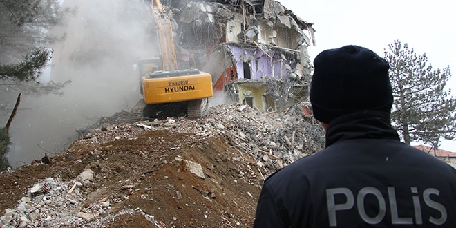 Depremde ar hasar gren Emniyet Mdrl binas yklyor