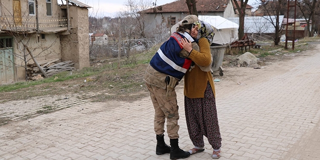 Deprem sonrası halk jandarmayı bağrına bastı