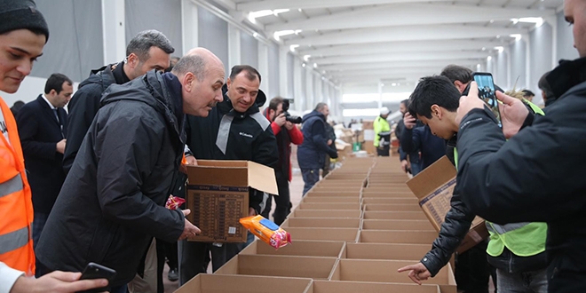 Bakanlar yardım kolilerinin doldurulmasına yardım etti