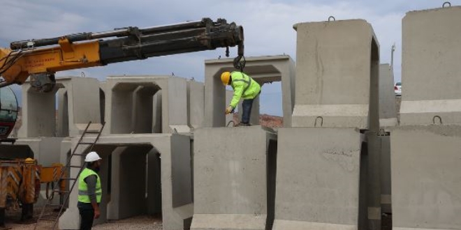 Suriye sınırındaki birliklere beton mevzi sevkiyatı