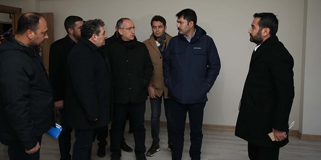 Bakan Kurum, depremzedelere verilecek konutları inceledi