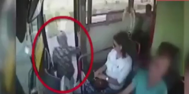 Seyir halindeki otobüsten düşen kadın yaralandı