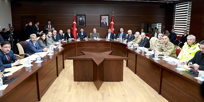 Bakanlar depremzedeleri bir an yalnız bırakmadı