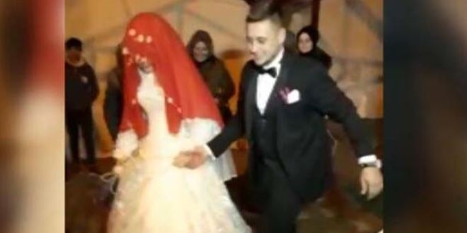 Deprem çadırından gelin çıktı!