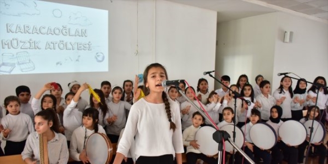 Yoğurt kovasıyla müziğe başlayan 85 kişilik orkestra