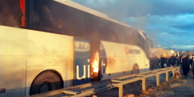 Yanan otobüste camlar kırılmayınca çocuklar çığlık attı