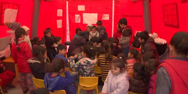 Piyano öğretmeni depremden etkilenen çocuklara moral veriyor