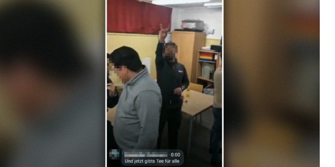 'Bozkurt' işareti yapan Türk şoförler işten çıkarıldı