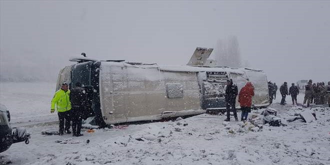 Erzincan'da yolcu otobs arampole devrildi: 2'si ar 46 yaral