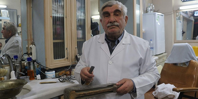 Müşterilerini 150 yıllık aletlerle tıraş ediyor