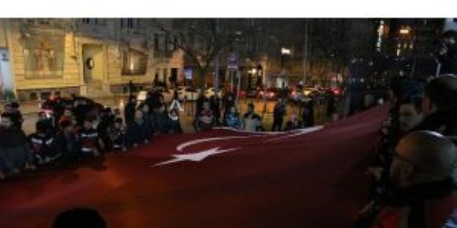 Motosikletlilerden Yunan milletvekiline T�rk bayrakl� tepki