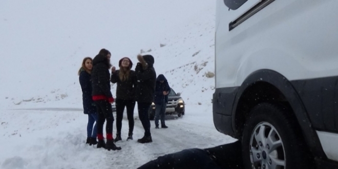 Hizan'da karda mahsur kalan 30 araç kurtarıldı
