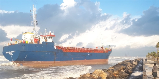 Karaya oturan kargo gemisine frtna nedeniyle mdahale edilemiyor