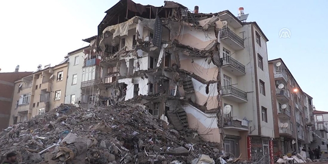 Bakan Kurum, hasar gören evlerde inceleme yaptı