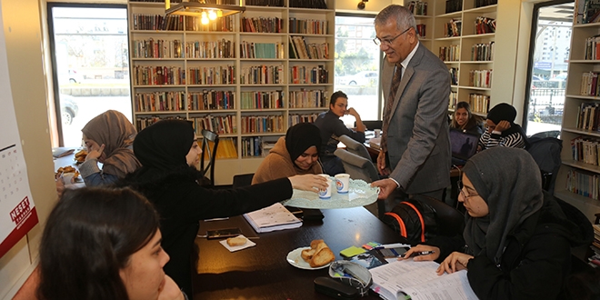 Belediye Başkanı'ndan öğrencilere çorba servisi