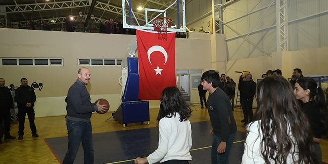 Bakan Soylu depremzede çocuklarla basketbol oynadı