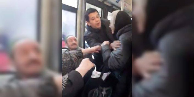 Otobüste yaşlılar birbirine girdi, o anlar kameraya yansıdı