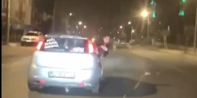 Seyir halinde arkalarından gelen araca yumurta attılar