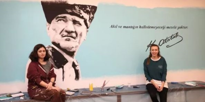 Makam odasının duvarı tuval oldu