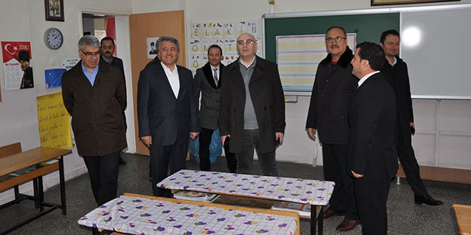 Temel Eğitim Genel Müdürü hasarlı okulları gezdi