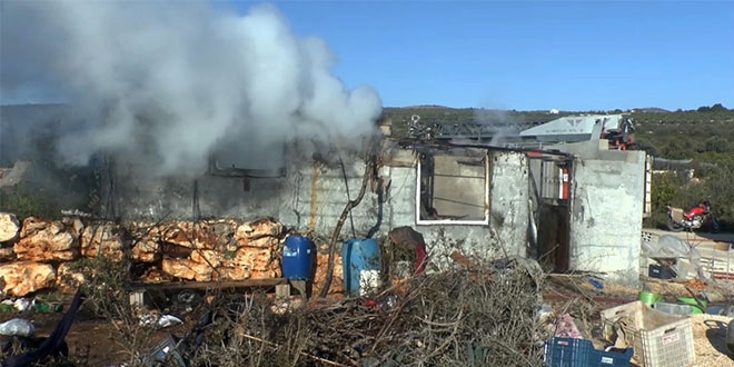 �arjdaki telefon patlad�, evleri k�l oldu