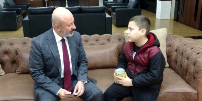 Erdo�an'�n g�zya��ndan etkilendi, kumbaras�n� ba���lad�