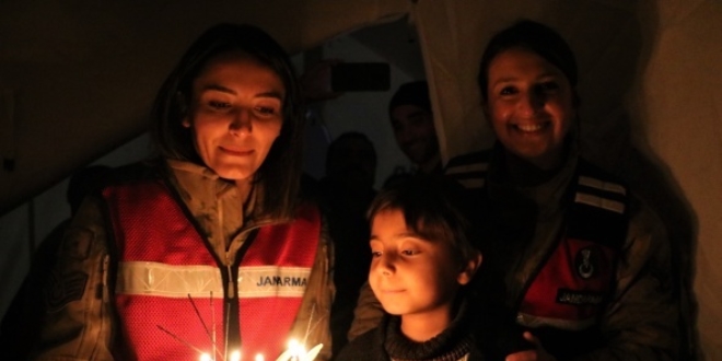 Depremzede çocuğa çadırda doğum günü sürprizi