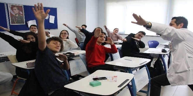 Geometri dersini erik dalı ve fidayda ile sevdiren öğretmen