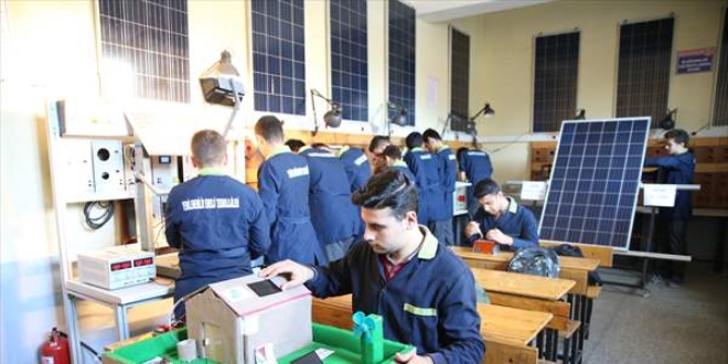 Okulun enerji ihtiyacının yüzde 50'si güneş ve rüzgardan