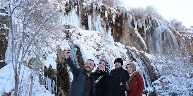 Girlevik Şelalesi ziyaretçilerine görsel şölen sunuyor