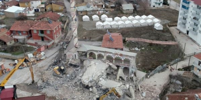 Depremde ağır hasar alan cami böyle çöktü