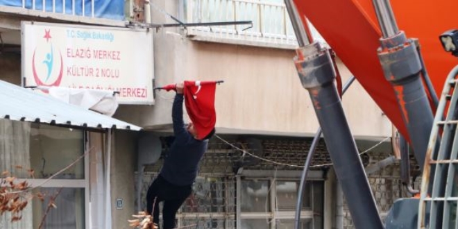 Elazığ'da yıkım öncesi operatörün bayrak hassasiyeti