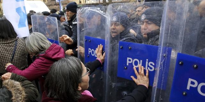 Ankara'da izinsiz gsteriye polis mdahalesi: 19 gzalt
