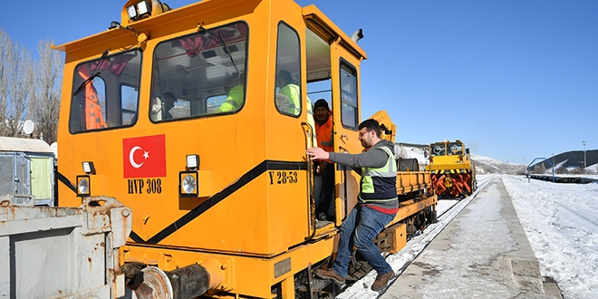 Tren yolunun 'kar kaplanı' 33 yıldır raylarda