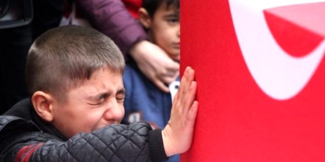 Şehit olan babasının tabutuna sarılarak gözyaşı döktü