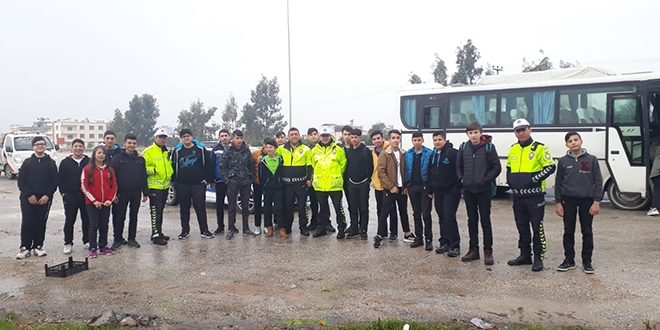 Polis ba�lad��� servisteki ��rencileri ma�dur etmedi