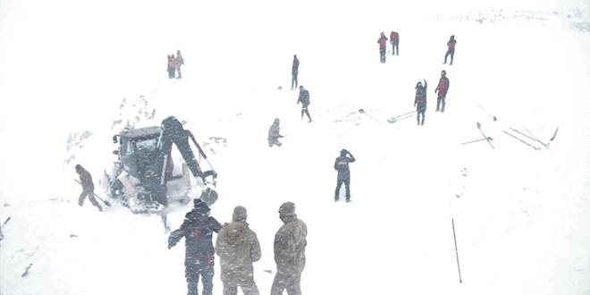 Van'da arama ekibinin üzerine de çığ düştü