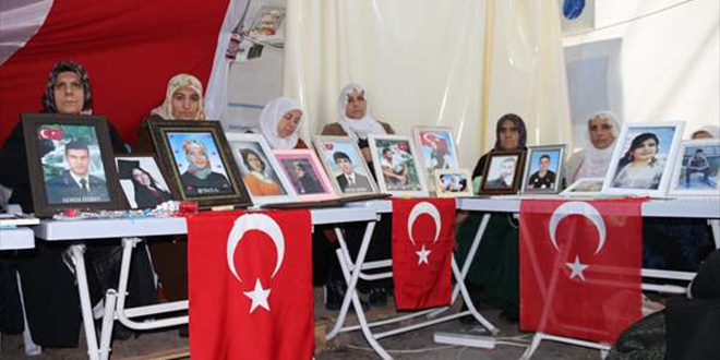 Diyarbak�r annelerinin oturma eylemine bir aile daha kat�ld�