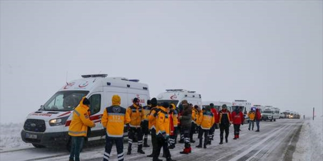 Üçüncü bir çığ tehlikesine karşı aramalara ara verildi