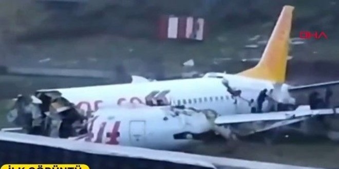 Sabiha Gökçen'de uçak pistten çıktı, yangın çıktı